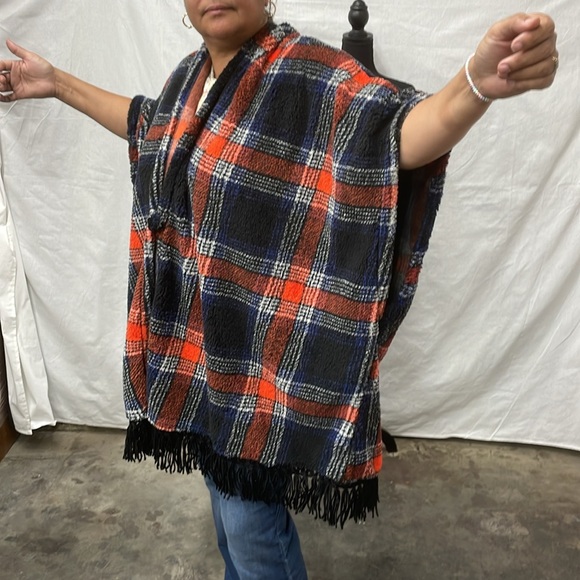 Kensie cape/shawl/wrap in thick sherpa-type fabric - Picture 4 of 8